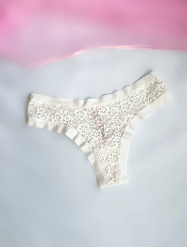 Безшовні трусики стрінги з мереживом No Show Thong Panty